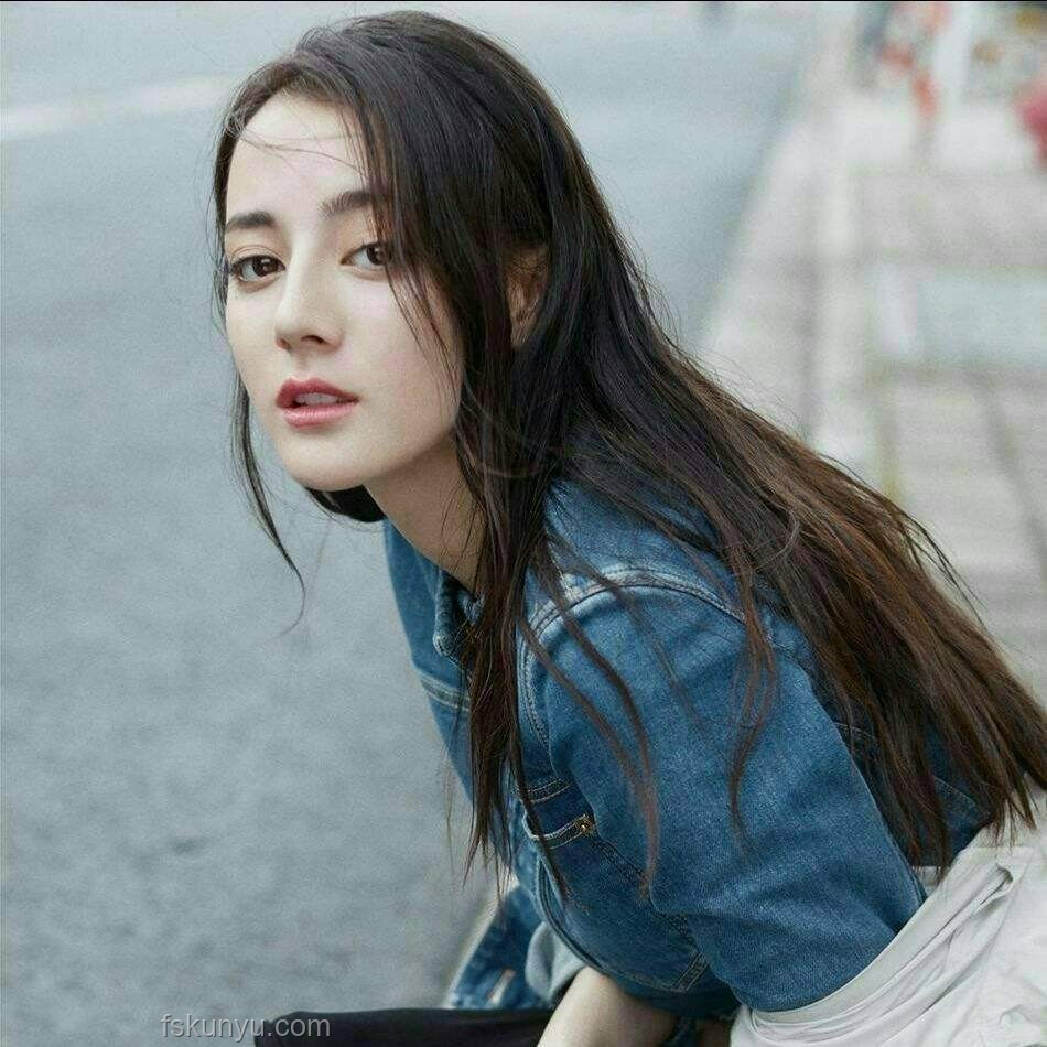 “本子传递”现象解析：谁给迪丽热巴张凌赫递本子就当为了我